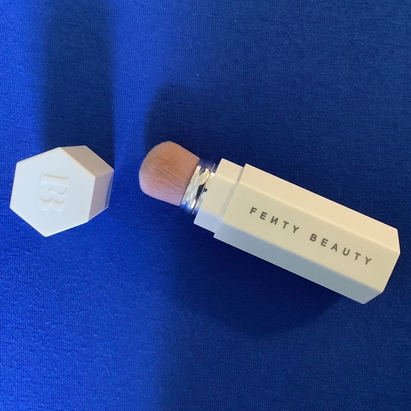 Fenty Beauty Other - Fenty Beauty Contour/concealer Brush NEW